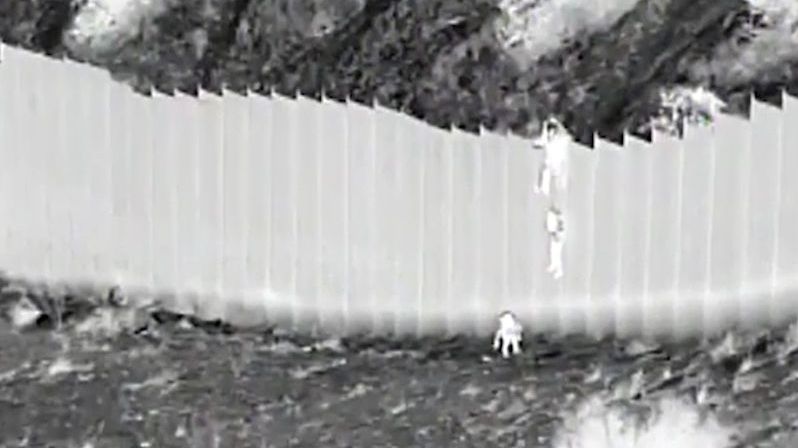 Převaděči shodili dvě holčičky ze čtyřmetrové pohraniční zdi na území USA